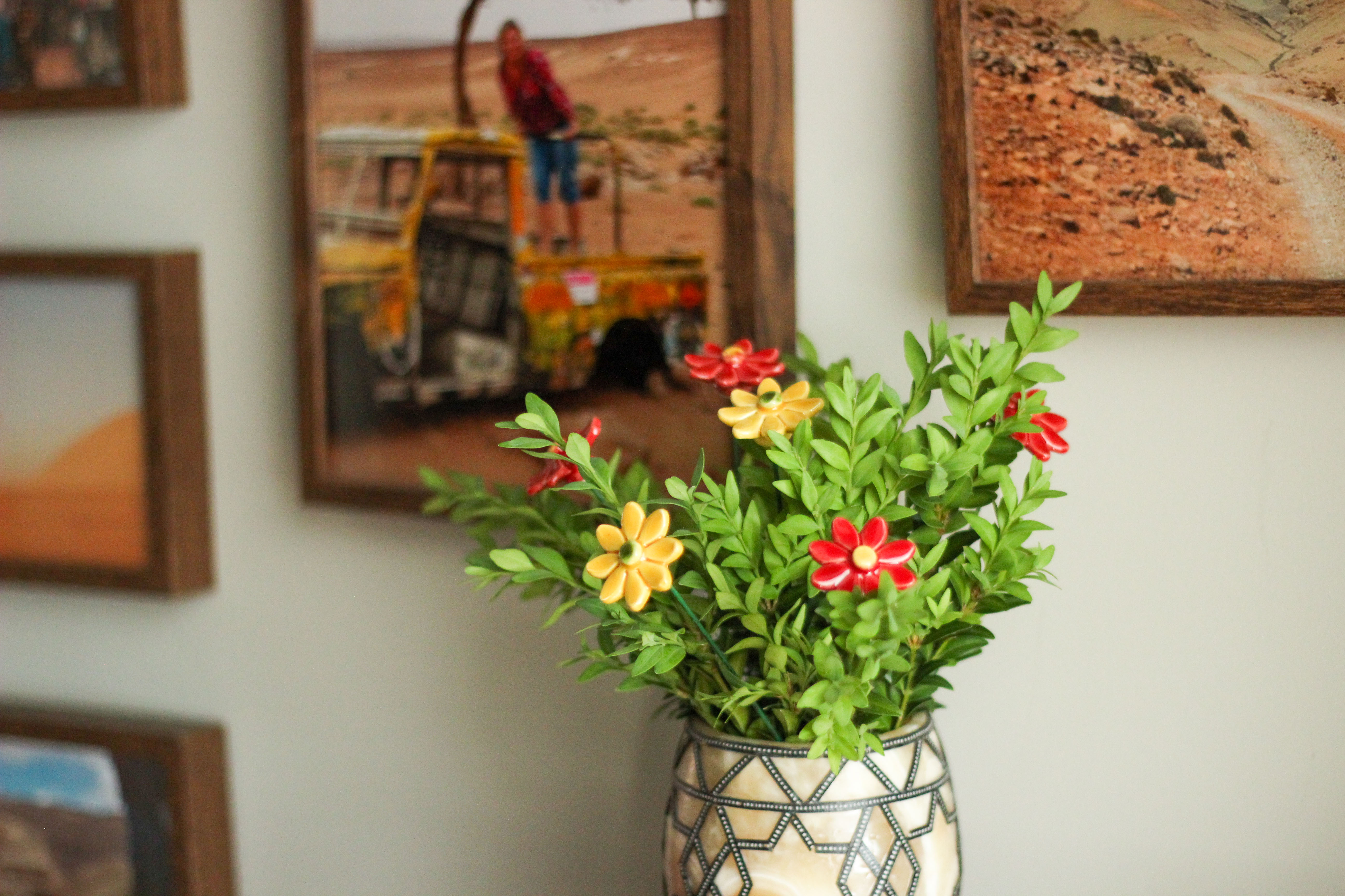 ceramic decoration with daisies