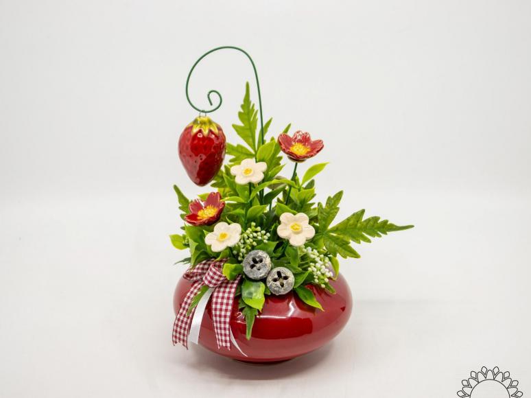 Medium Centerpiece with Strawberry