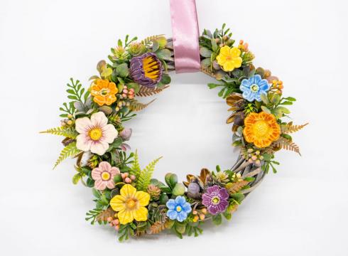 Színes kerámiavirágokkal díszített ajtódísz
